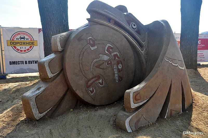 Sand Festival 2024: каменная скульптура в стиле тихоокеанских индейцев у деревьев